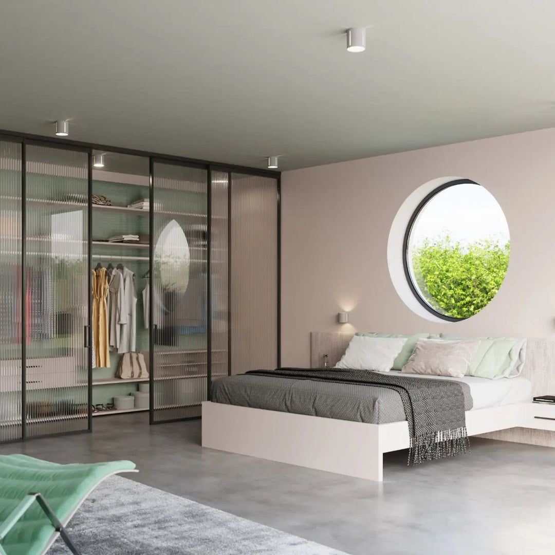 Luminaire plafonnier gris dans une chambre