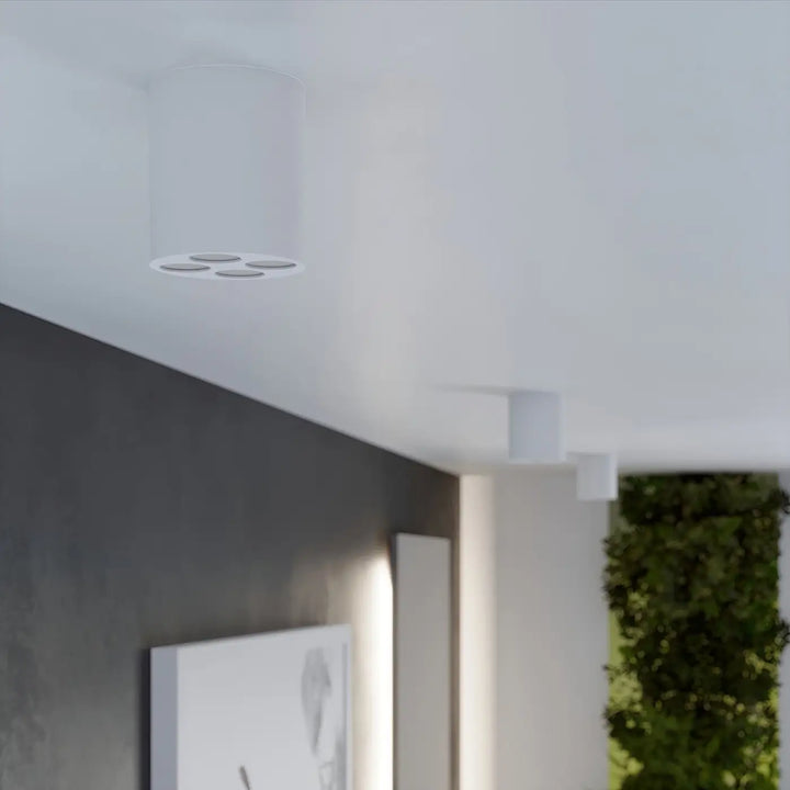 Plafonnier blanc dans un intérieur contemporain