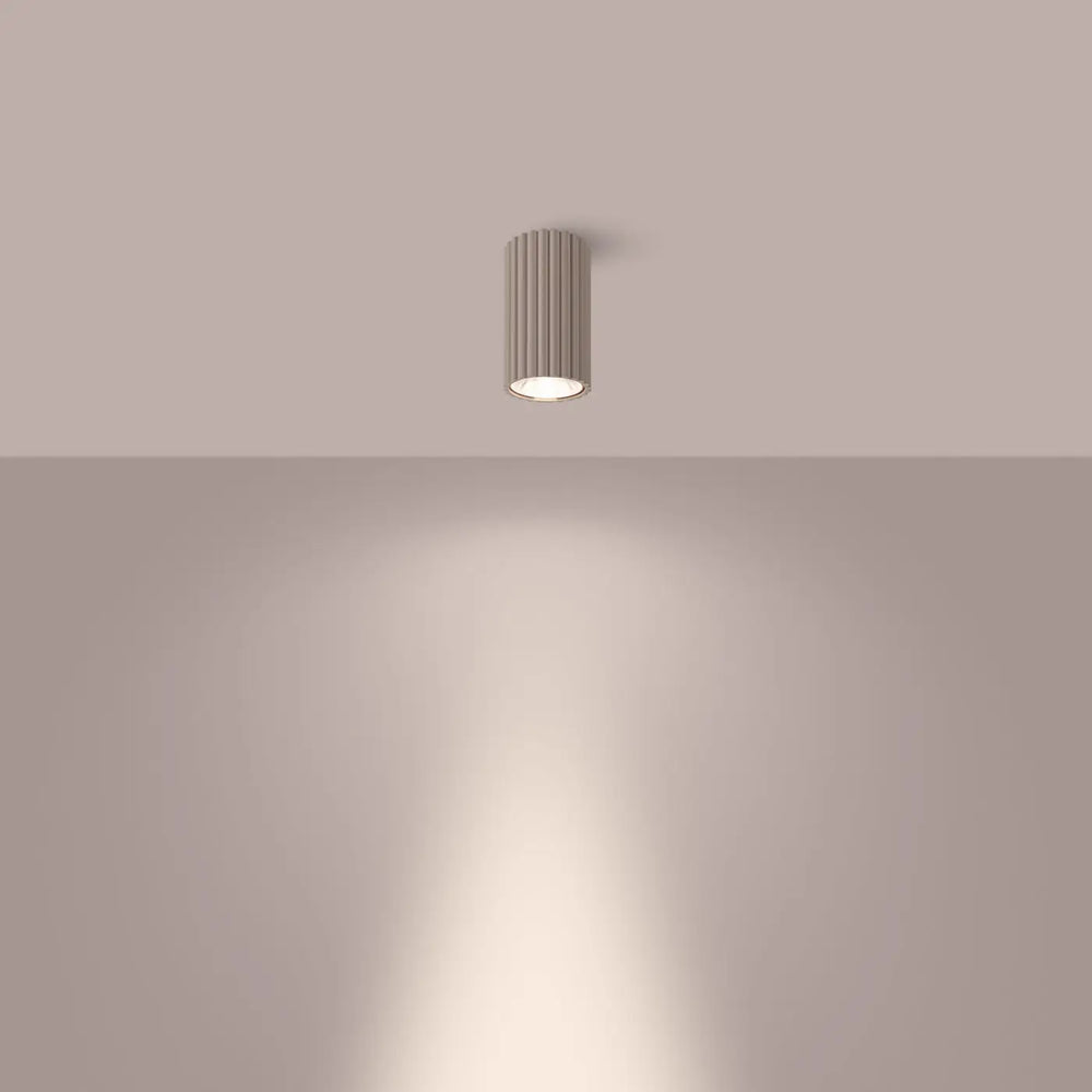 Luminaire plafonnier ivar taupe led 3000k avec abat-jour modernes rainurés offrant un design expressif et confort d’utilisation