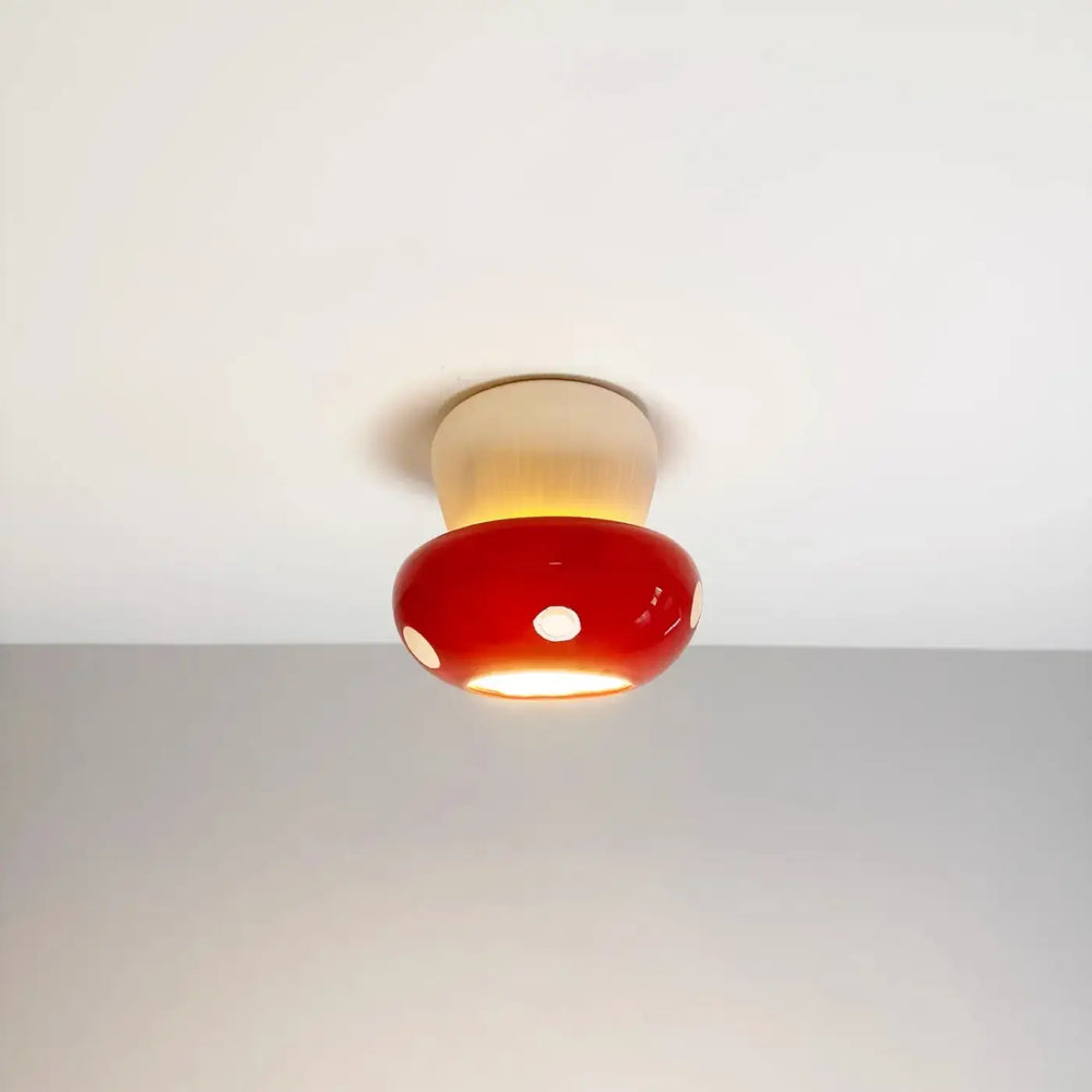 Luminaire plafonnier champy rouge en forme de champignon avec pois blancs et lumière chaleureuse pour décoration intérieure plus qu’un simple plafonnier design