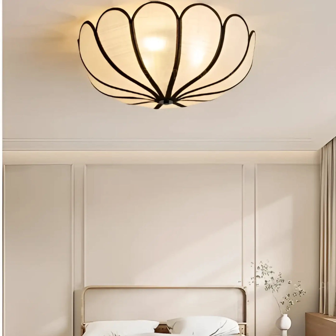 Plafonnier en métal noir citra avec design en forme de pétales diffusant une lumière chaude idéal pour salle à manger wabi sabi besoin d’ouvrir