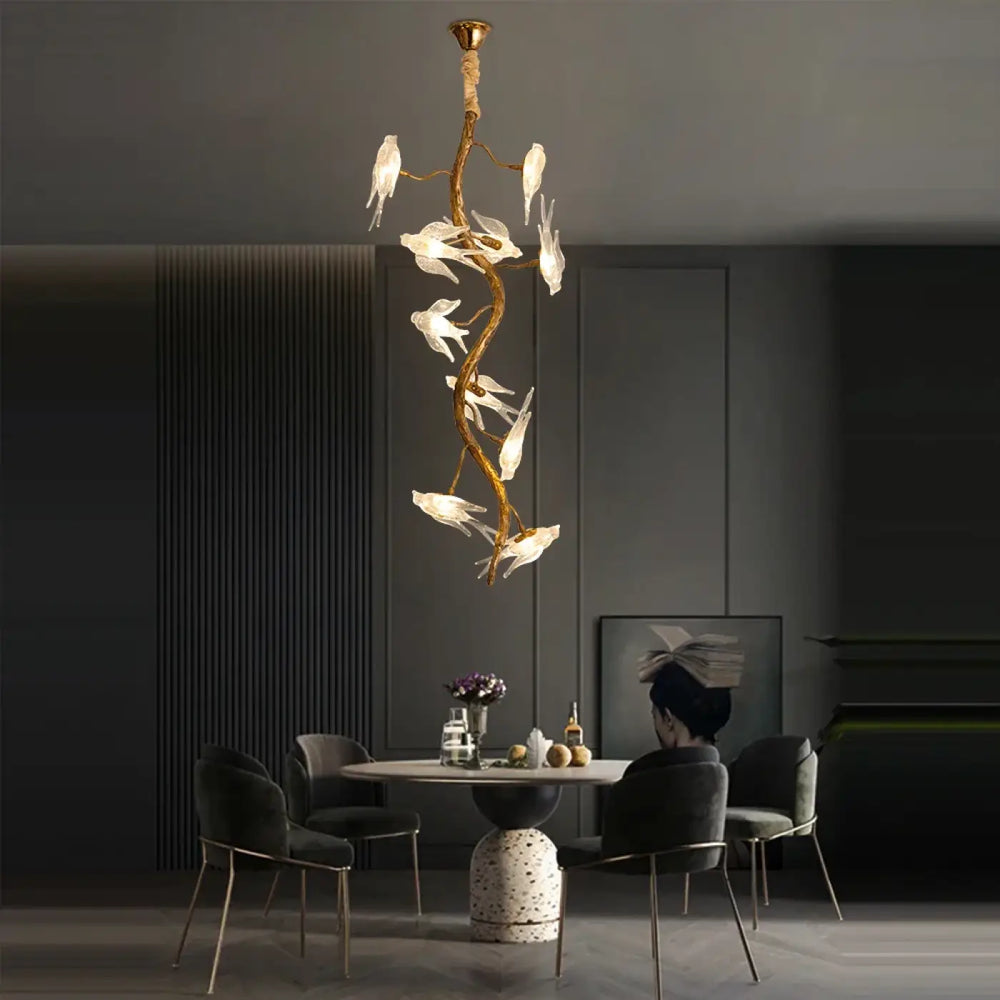 Luminaire plafonnier winglow avec branche dorée et lumières blanches translucides en forme d oiseaux