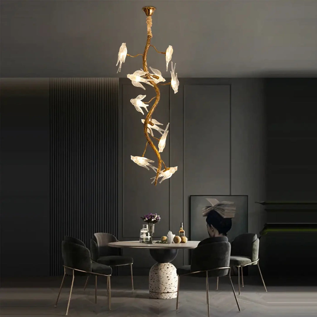 Luminaire plafonnier winglow avec branche dorée et lumières blanches translucides en forme d oiseaux