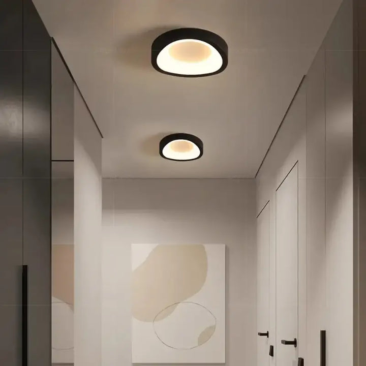 Plafonnier design led compact pour couloir moderne élégant
