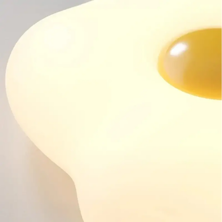Plafonnier design œuf au plat luminaire fun et élégant