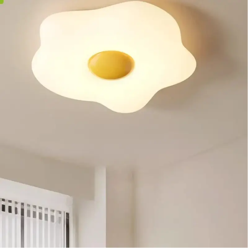 Plafonnier design œuf au plat luminaire fun et élégant