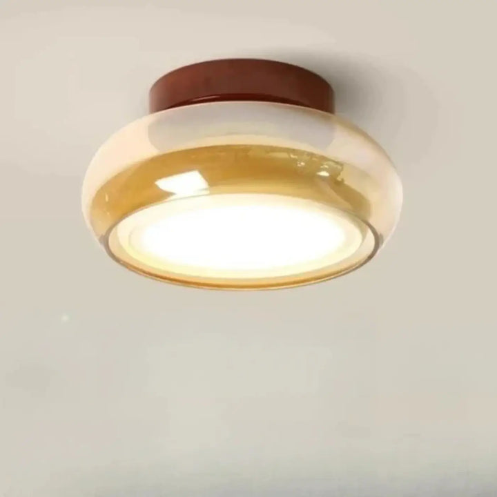 Luminaire plafonnier corine avec verre ambré chaud et socle en bois poli pour décoration intérieure à signature visuelle forte