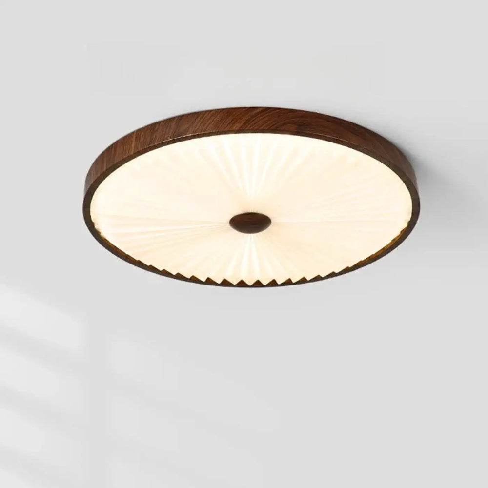 Plafonnier design circulaire hikaru avec cadre en bois foncé et lumière douce diffuse effet texture plissée capte décoration intérieure