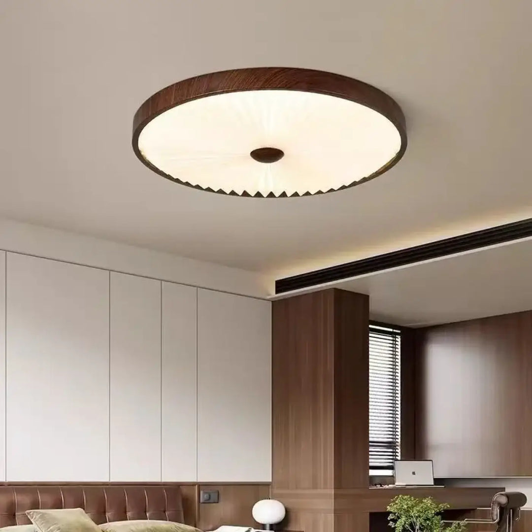 Luminaire plafonnier hikari avec cadre en bois foncé et diffuseur en verre dépoli à bord festonné design plafonnier décoration intérieure texture plissée capte