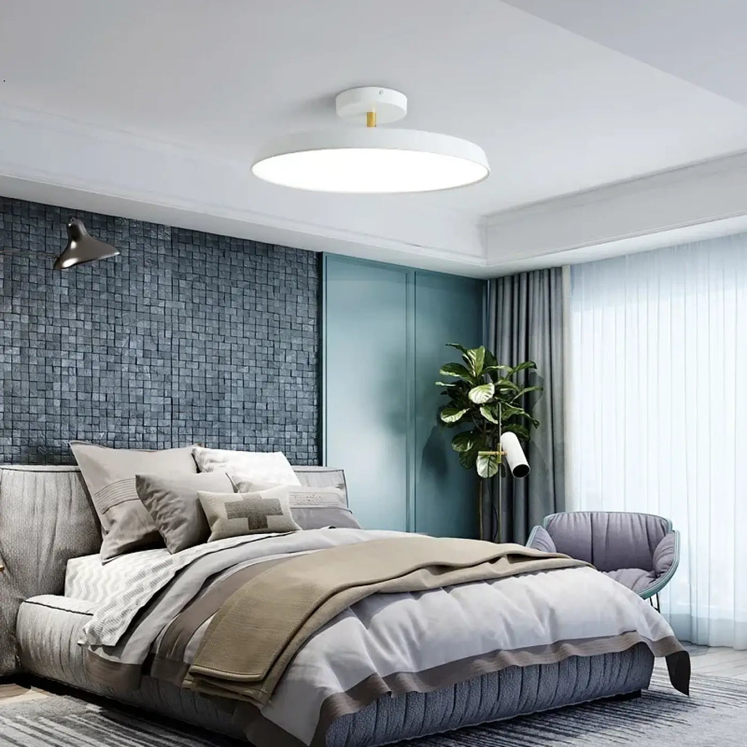 Plafonnier design scandinave rond blanc avec accent doré subtil modèle fisaka pour éclairage moderne