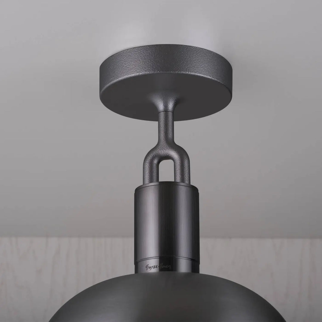 Plafonnier Forked grand modèle en finition grise avec abat-jour en métal et globe en verre opale #couleur_gris