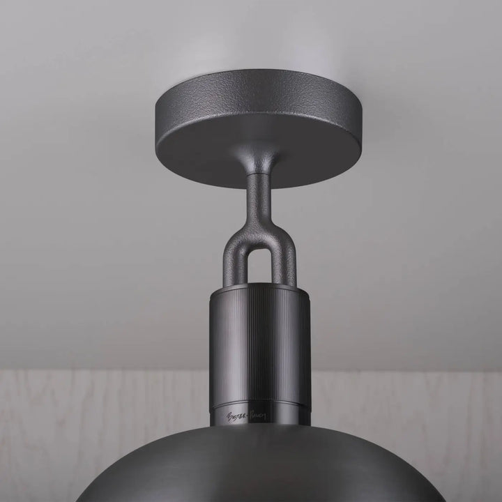 Plafonnier Forked grand modèle en finition grise avec abat-jour en métal et globe en verre opale #couleur_gris