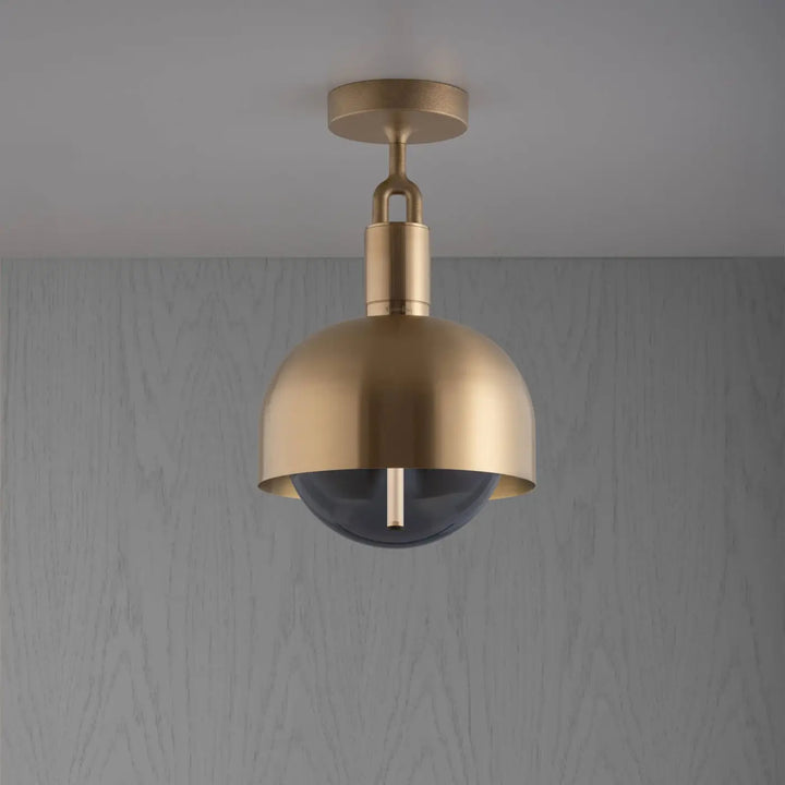 Plafonnier Forked modèle moyen à abat-jour et globe fumé, finition laiton #couleur_dor