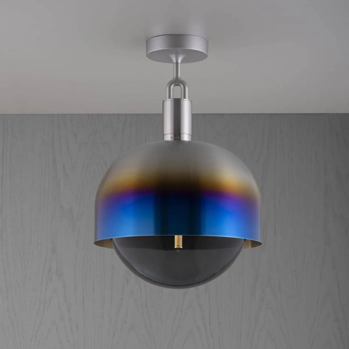Plafonnier Forked grand modèle à abat-jour et globe fumé, finition acier brûlé #couleur_multicolore