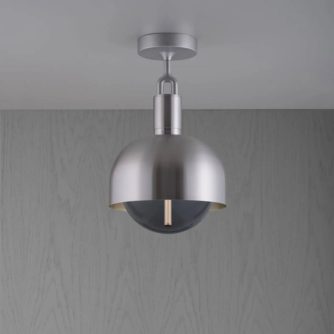 Plafonnier Forked modèle moyen à abat-jour et globe fumé, finition acier #couleur_argent