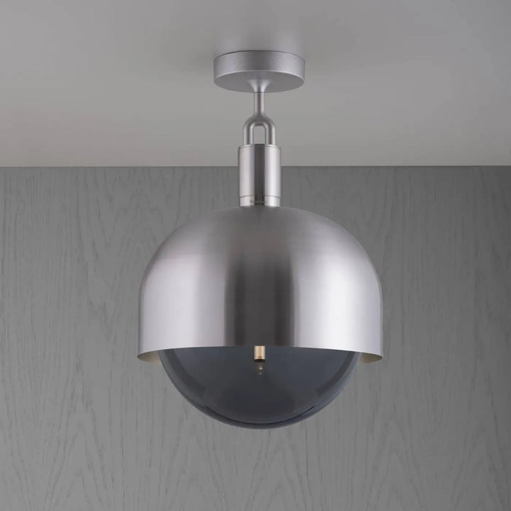 Plafonnier Forked grand modèle à abat-jour et globe fumé, finition acier #couleur_argent