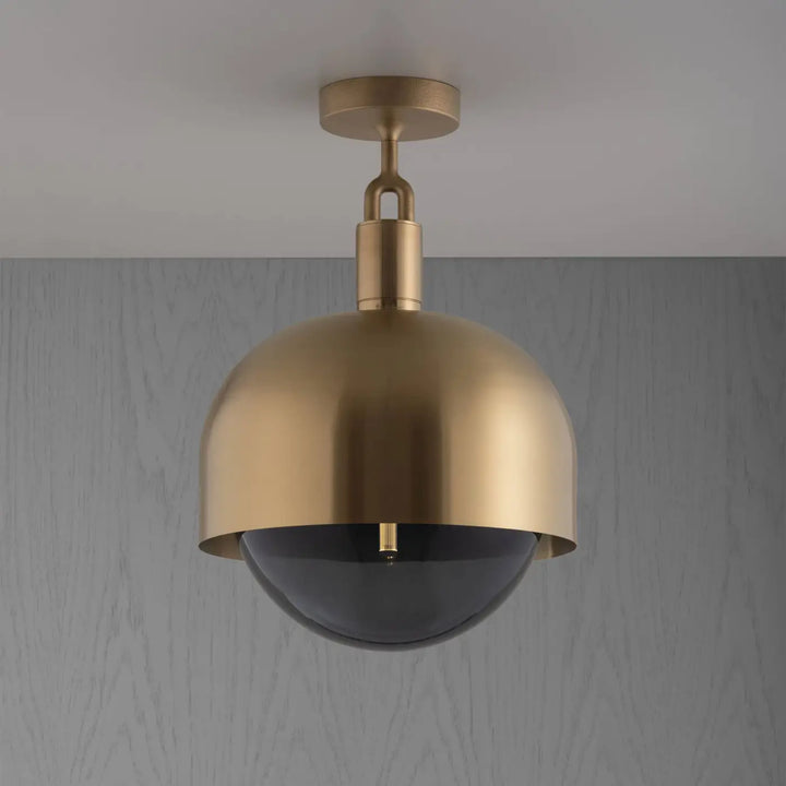 Plafonnier Forked grand modèle à abat-jour et globe fumé, finition laiton #couleur_dor