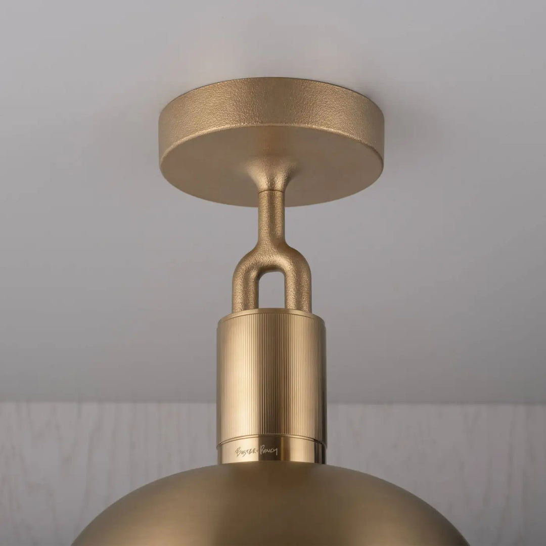 Plafonnier Forked grand modèle en finition laiton avec abat-jour en métal et globe en verre opale #couleur_dor