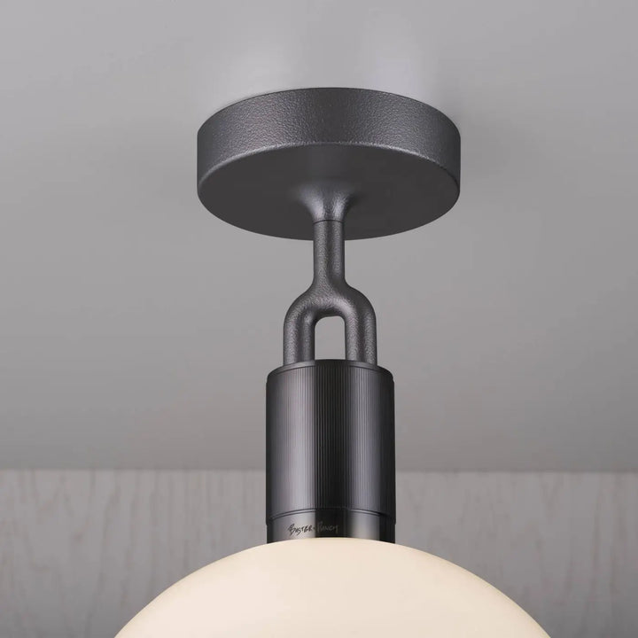 Plafonnier Forked Medium en finition grise avec globe en verre opale #couleur_gris