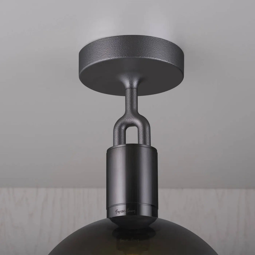 Plafonnier Forked Medium finition grise avec globe en verre fumé #couleur_gris