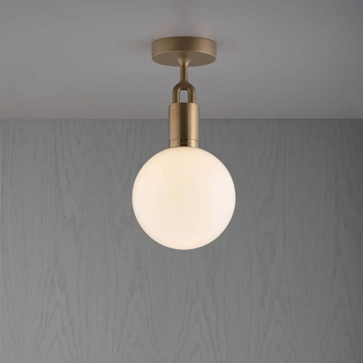 Plafonnier Forked Medium à globe opale, finition laiton #couleur_dor