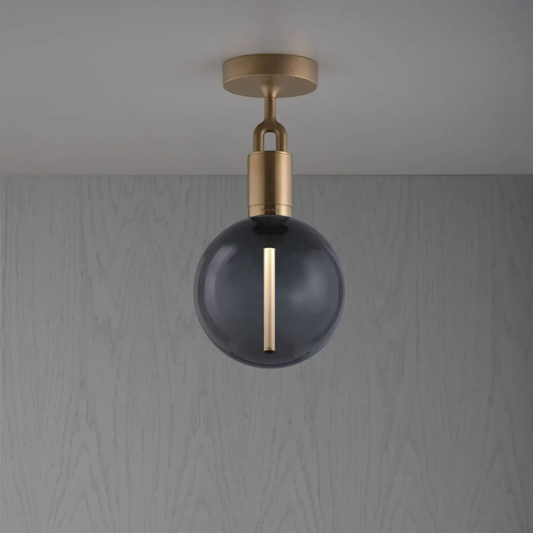 Plafonnier Forked Medium à globe fumé, finition laiton #couleur_dor