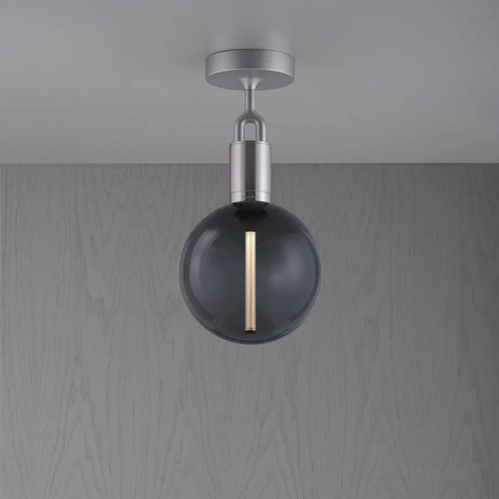 Plafonnier Forked Medium à globe fumé, finition acier #couleur_argent
