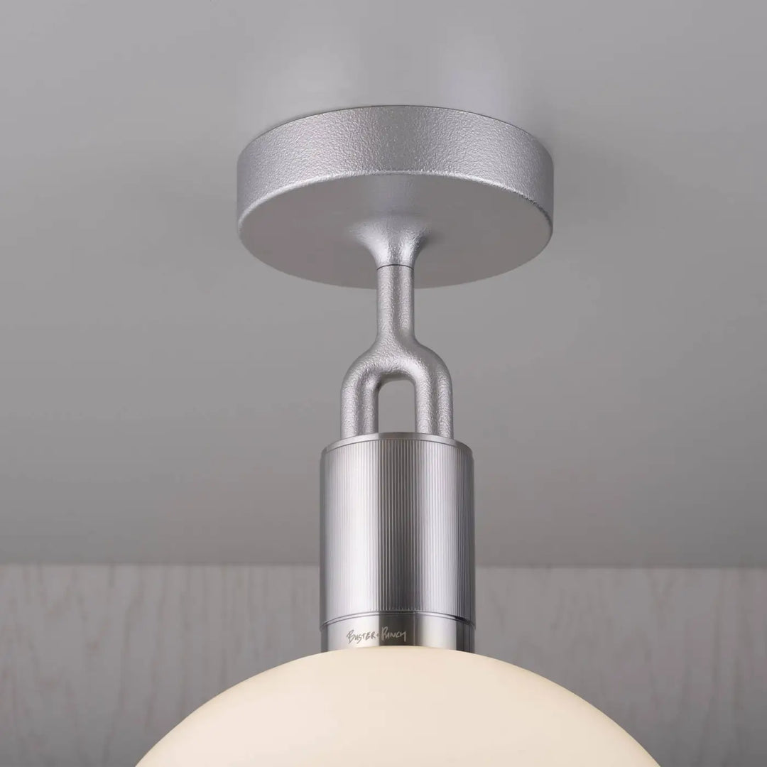 Plafonnier Forked Large en finition acier avec globe en verre opale #couleur_argent