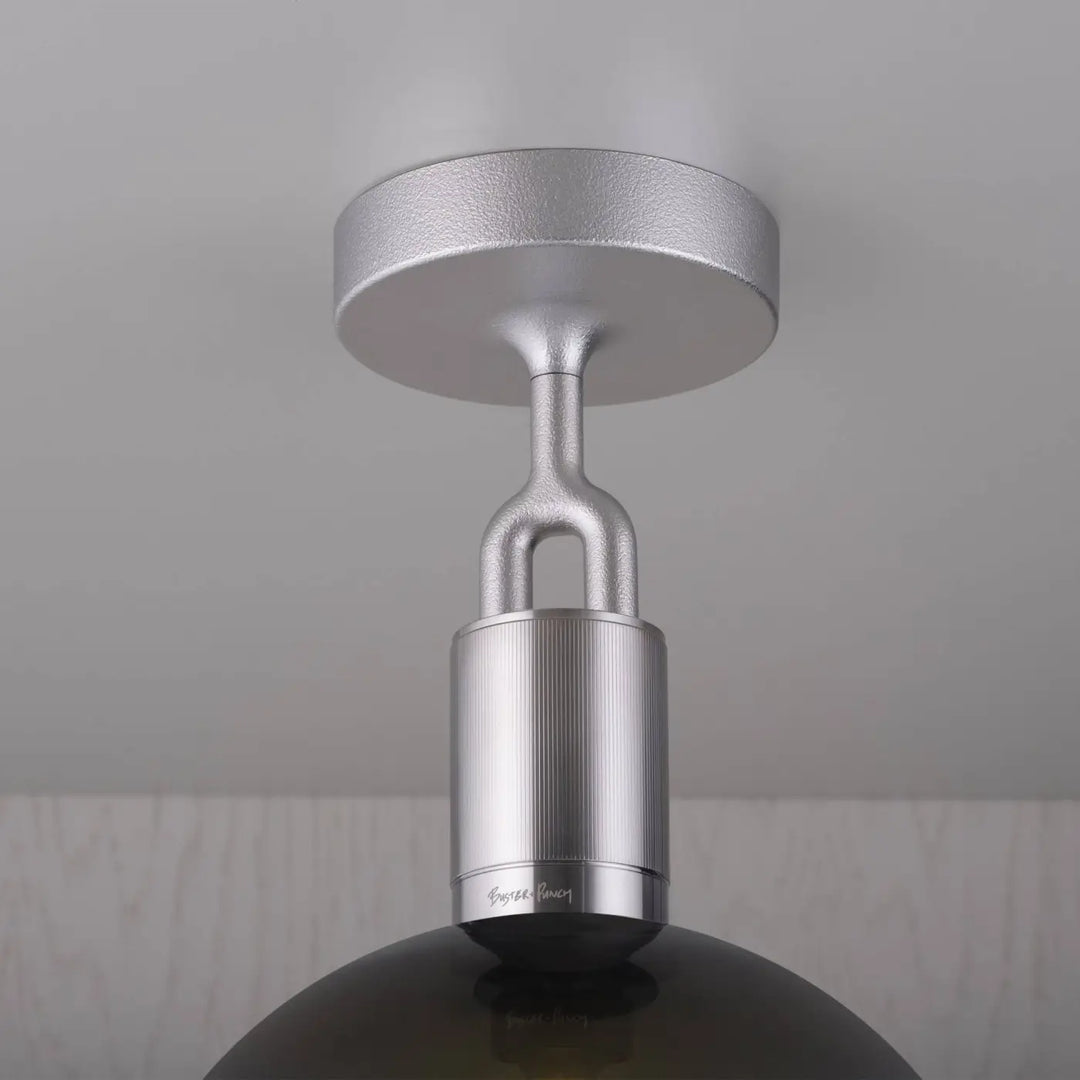 Plafonnier Forked Large finition acier avec globe en verre fumé #couleur_argent