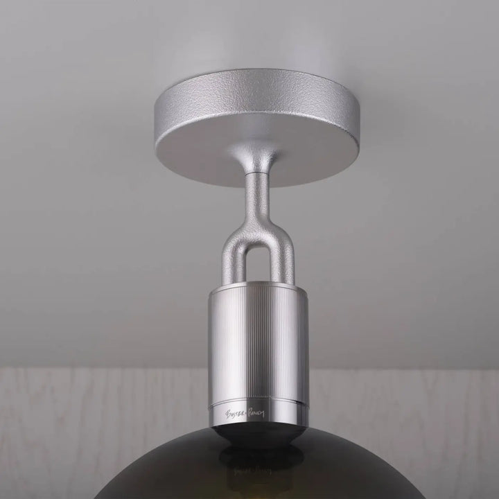 Plafonnier Forked Medium finition acier avec globe en verre fumé #couleur_argent