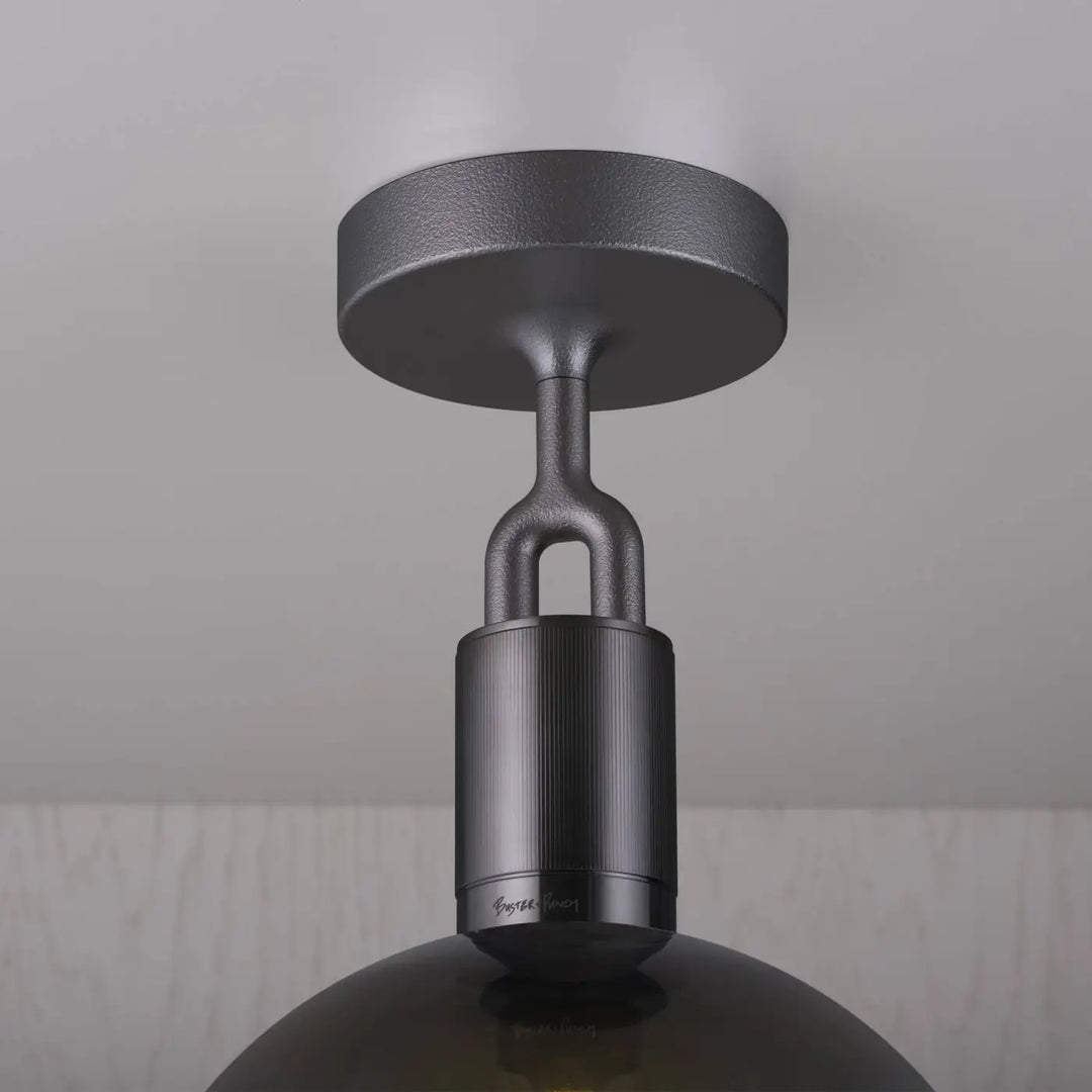 Plafonnier Forked Large finition grise avec globe en verre fumé #couleur_gris