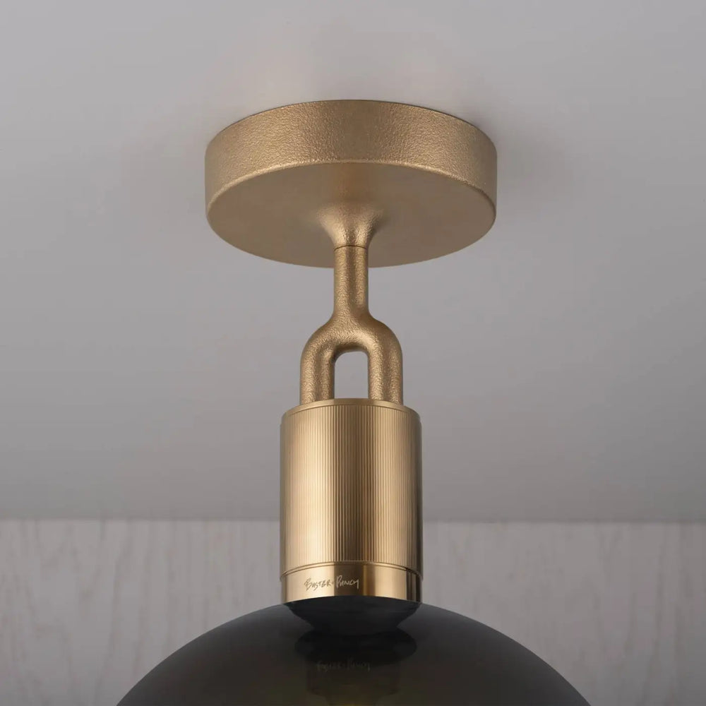 Plafonnier Forked modèle moyen finition laiton avec globe en verre fumé #couleur_dor