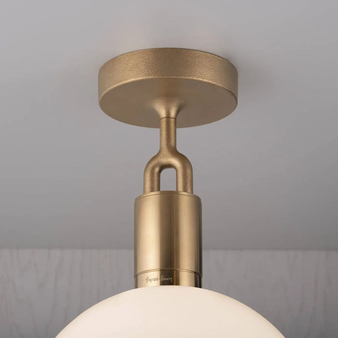 Plafonnier Forked Large en finition laiton avec globe en verre opale #couleur_dor