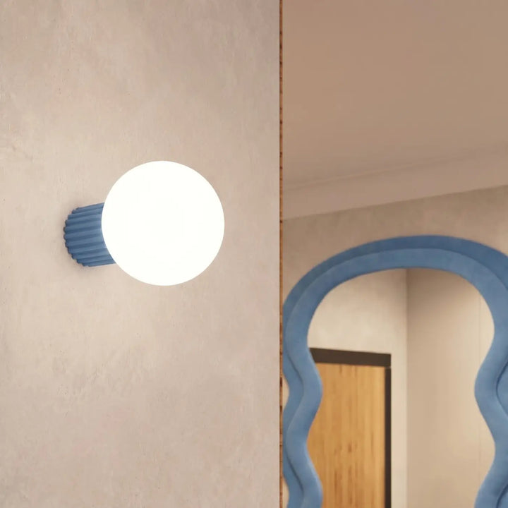 Luminaire Plafonnier bleu clair allumée, vue rapprochée