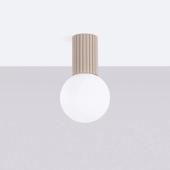 Luminaire Plafonnier taupe éteinte, vue rapprochée