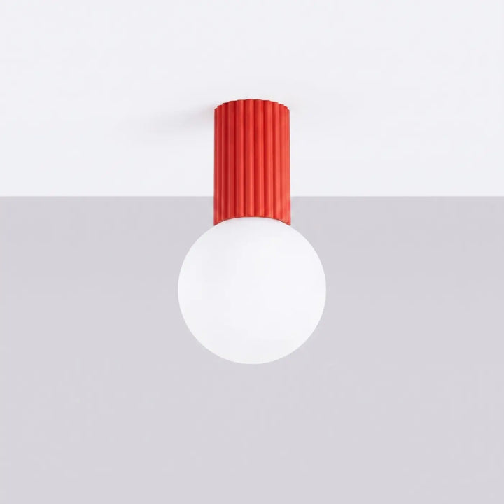 Luminaire Plafonnier rouge éteinte, vue rapprochée
