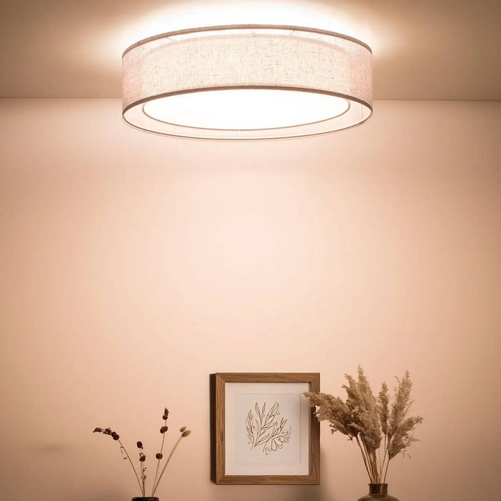 Luminaire plafonnier gris design avec abat-jour en tissu beige texturé et bord métallique pour un éclairage élégant