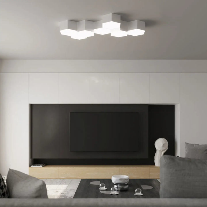 Plafonniers hexagonaux blanc groupés dans un salon