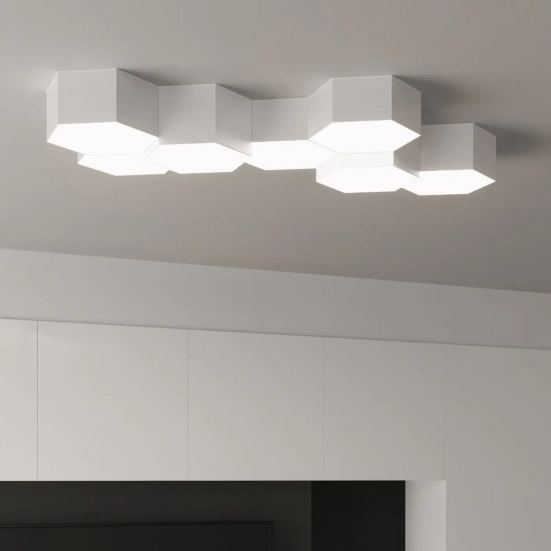 Plafonniers hexagonaux blanc vus de près