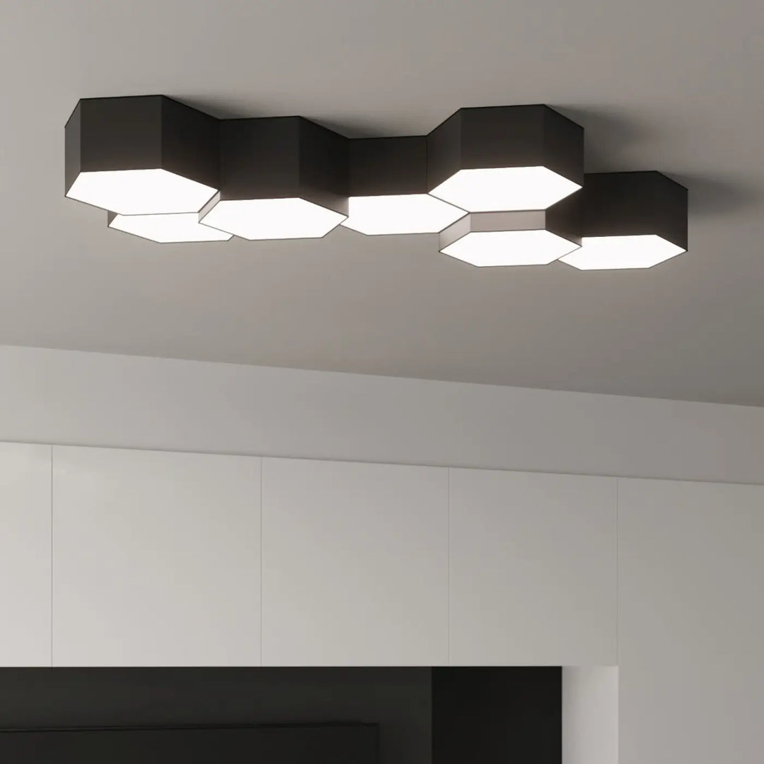 Plafonniers hexagonaux noir vus de près