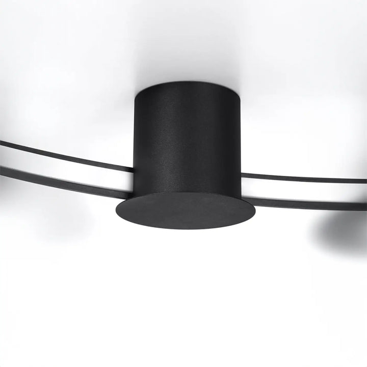Luminaire plafonnier rio led noir avec anneau d’aluminium et cercle lumineux design minimaliste