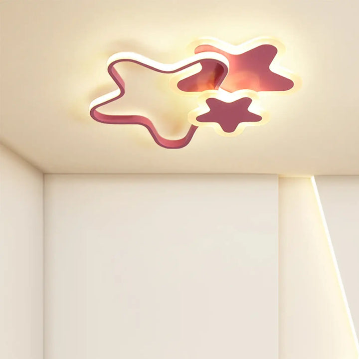 Luminaire plafonnier kidora led contemporain aux formes étoiles en design moderne avec accents rose rouge et lumière chaude