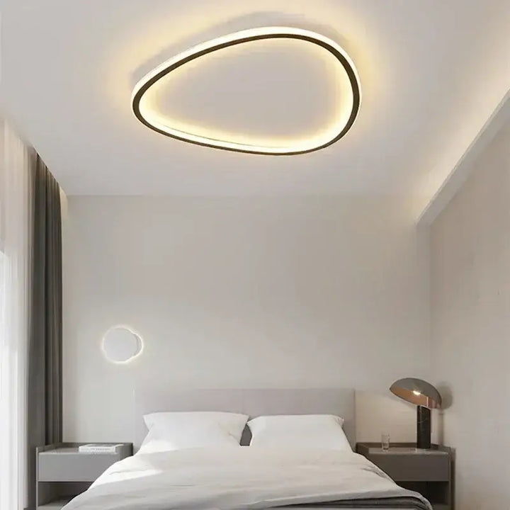 Plafonnier LED à forme organique asymétrique, au style contemporain

