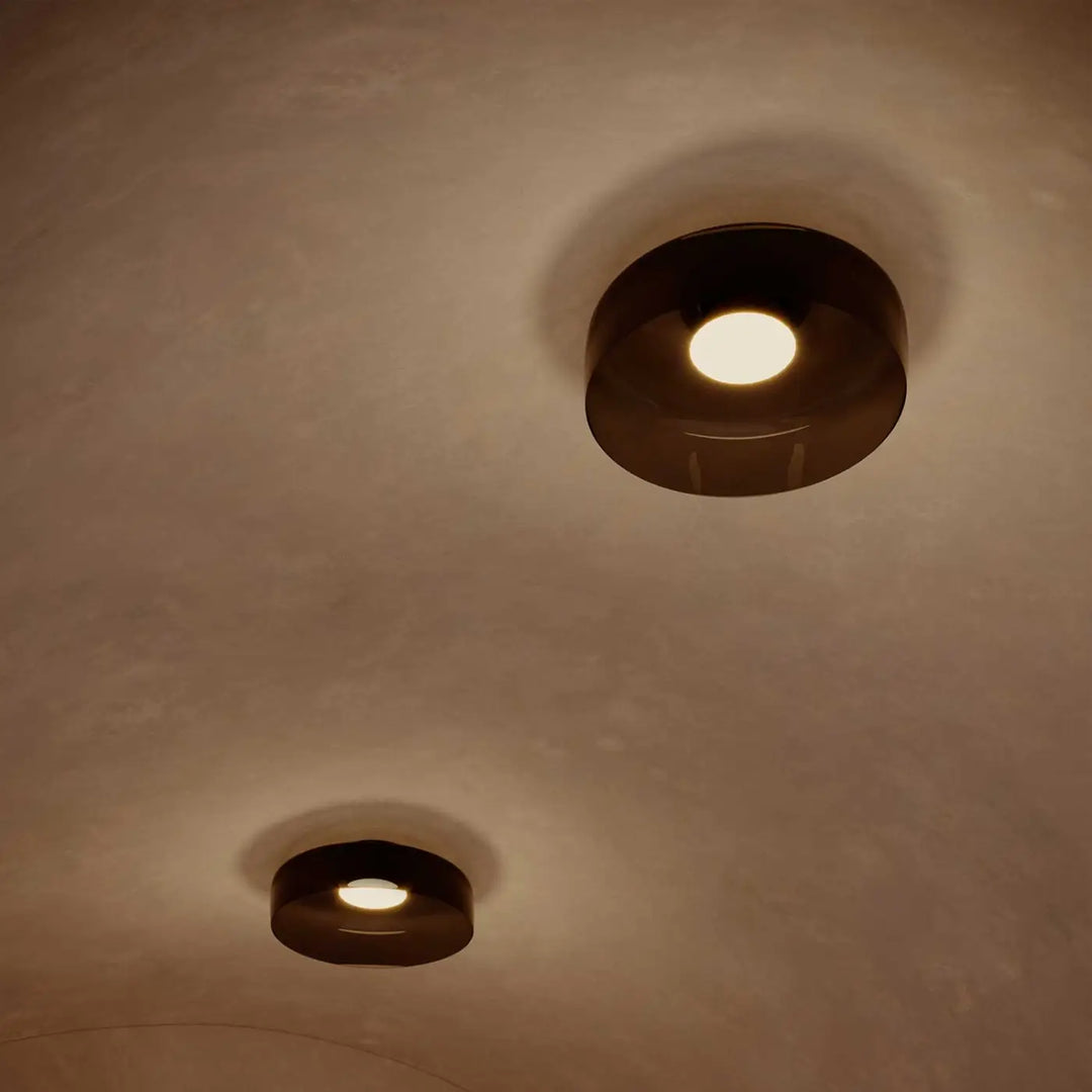 Plafonnier Levels en verre fumé au plafond d'un intérieur #couleur_gris