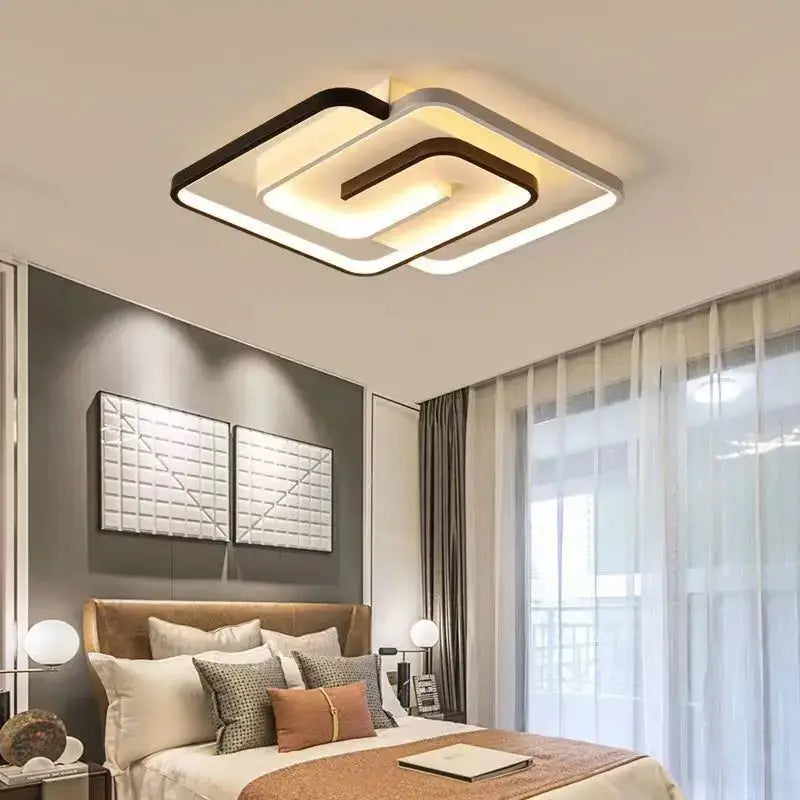 Plafonnier LED moderne mêlant formes carrées et spirale fluide

