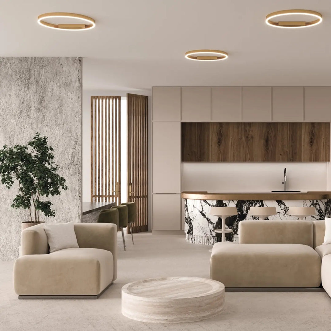 Luminaire plafonnier rim anneau fin avec fauteuil en velours beige et coussin assorti pour intérieur moderne
