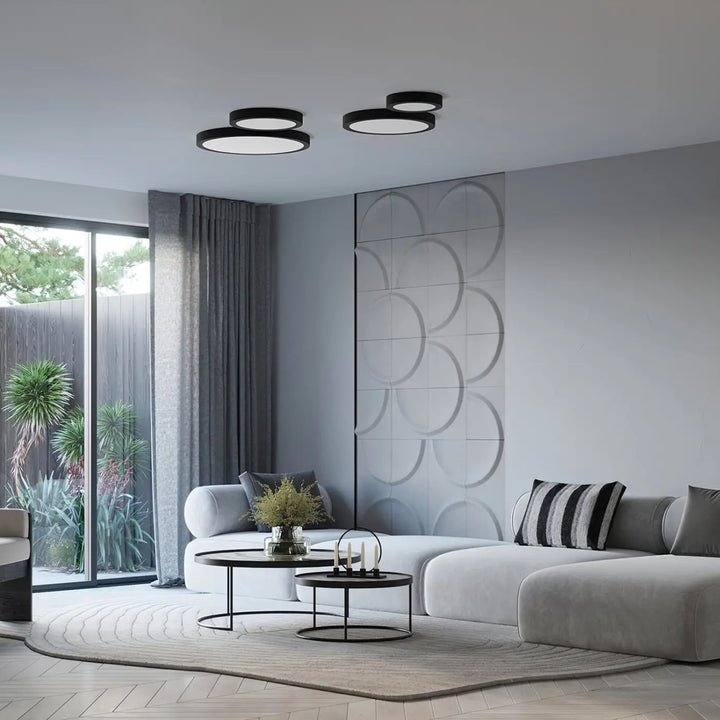 Luminaire plafonnier noir dans un salon