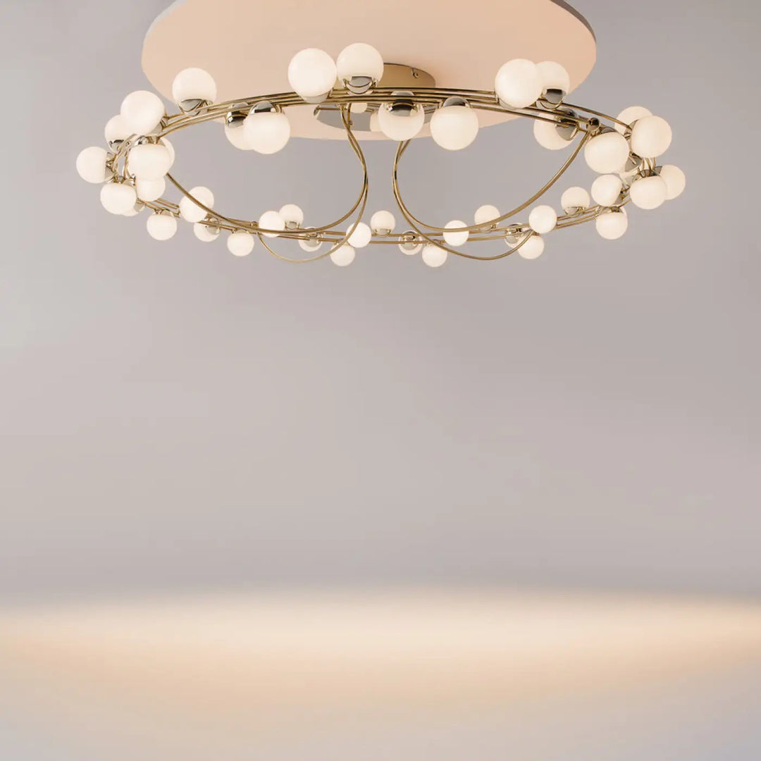 Luminaire plafonnier tessara disque doré en métal avec globes en verre dépoli en arrangement circulaire élégant plafonnier led