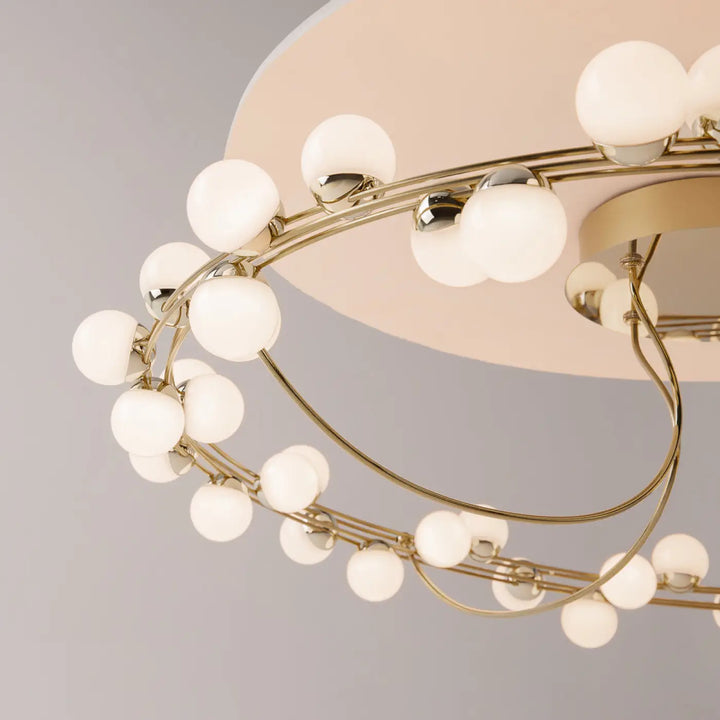 Luminaire plafonnier tessara disque doré avec cadre en métal doré et ampoules en verre blanc en motif courbé élégant plafonnier led
