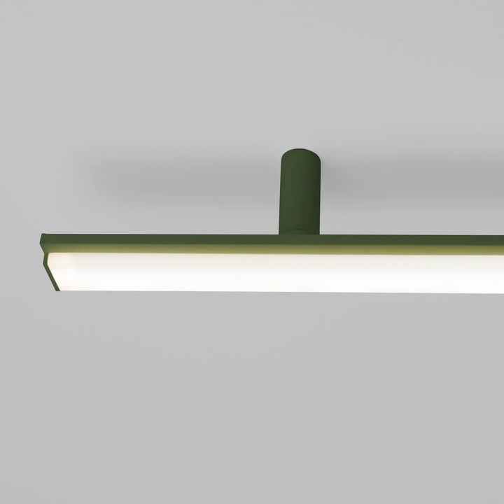 Plafonnier linéaire LAGOM vert olive allumée, détail du diffuseur